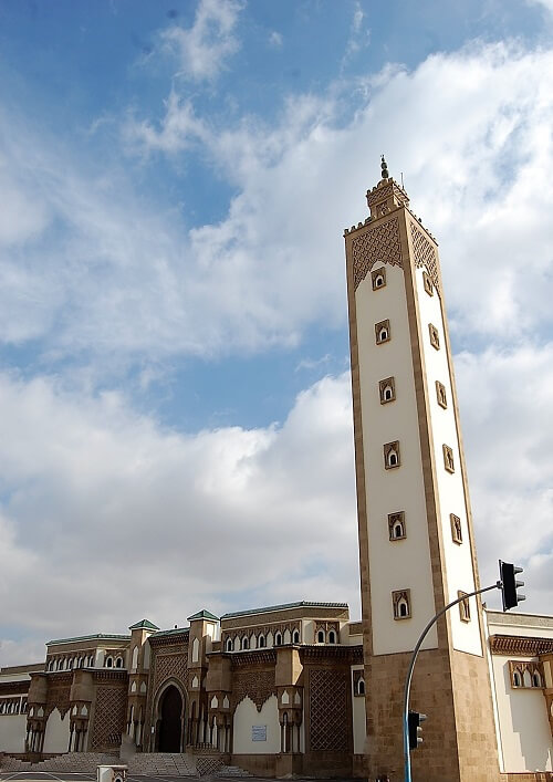 Moskén som har plats för ca 15.000 under fredagsbönen. Den största moskén i Marocko finns i Casablanca med plats för ca 100.000.