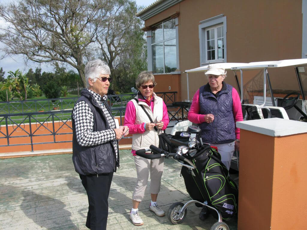 Dagen efter spel på Alto i strålande solsken. Anita, Gunilla och Anita.