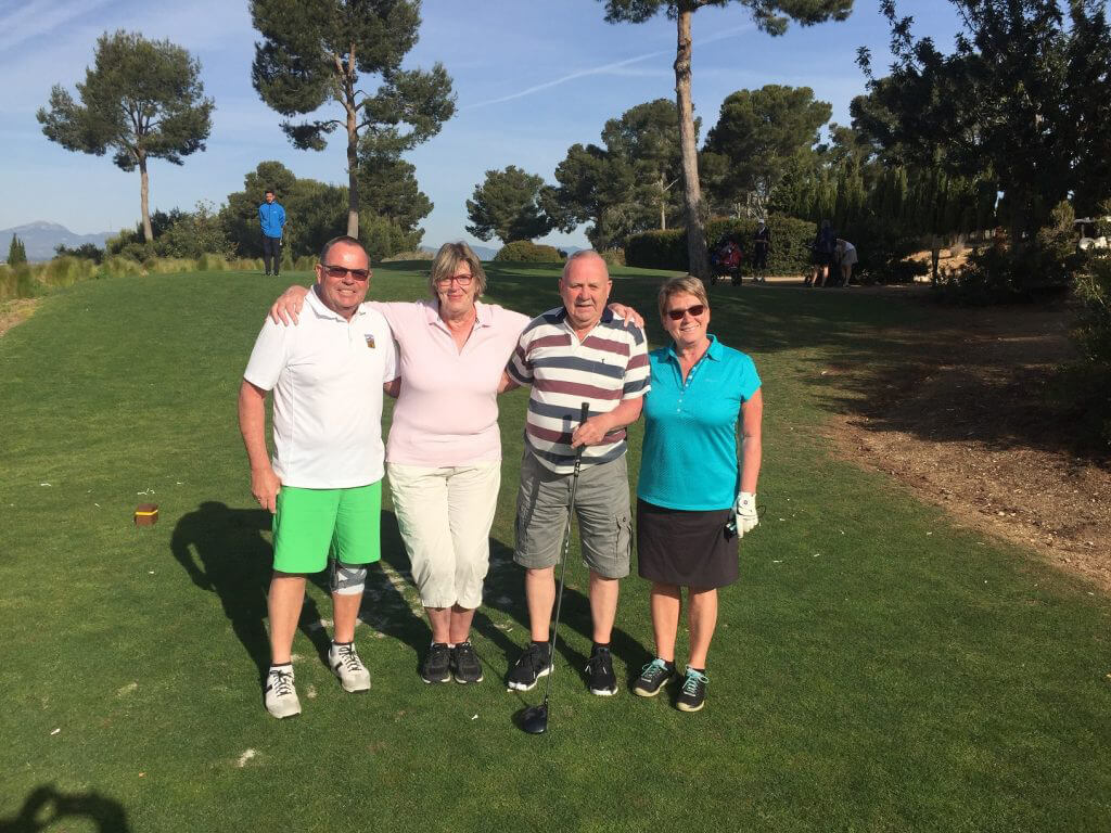 Skånegänget ser fram mot golf i värmen. Kent, Margot, Kai och Lisbeth